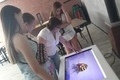 Учні 7-х класів працюють з інтерактивними столами в наковому парку 